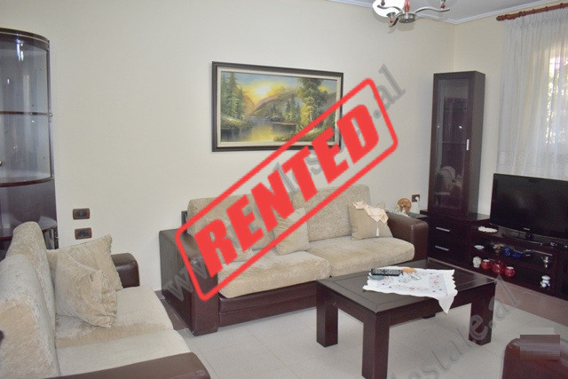 Apartament 2+1 me qira ne rrugen Zonja Curre prane Shkolles 1 Maj ne Tirane.
Pozicionohet ne katin 